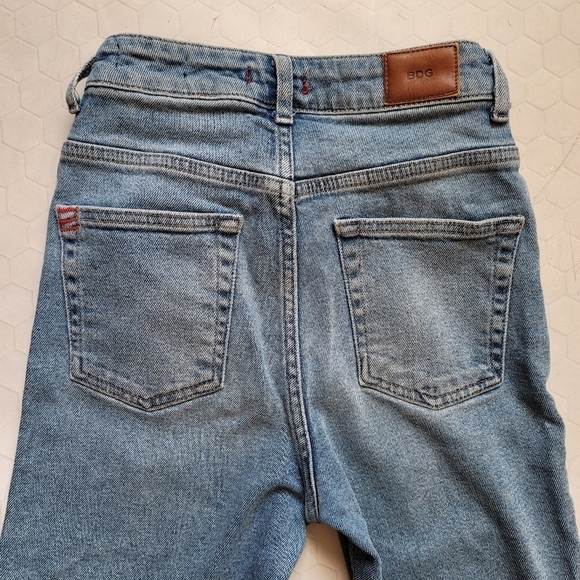 BDG Girlfriend Jean 24x26 Light Wash Denim - Picture 7 of 11